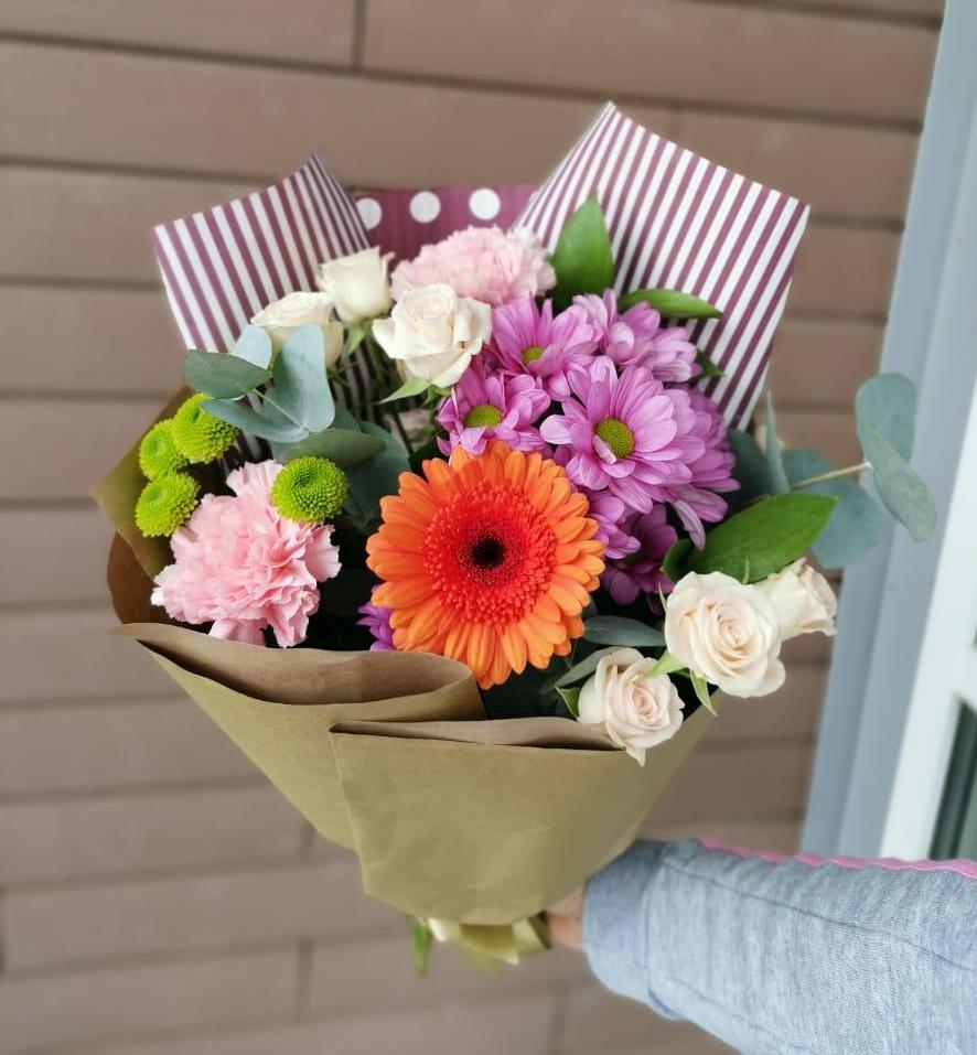 Букет цветов из: Розы, Хризантемы, Гвоздики и Герберы в Султан-Янги-Юрте