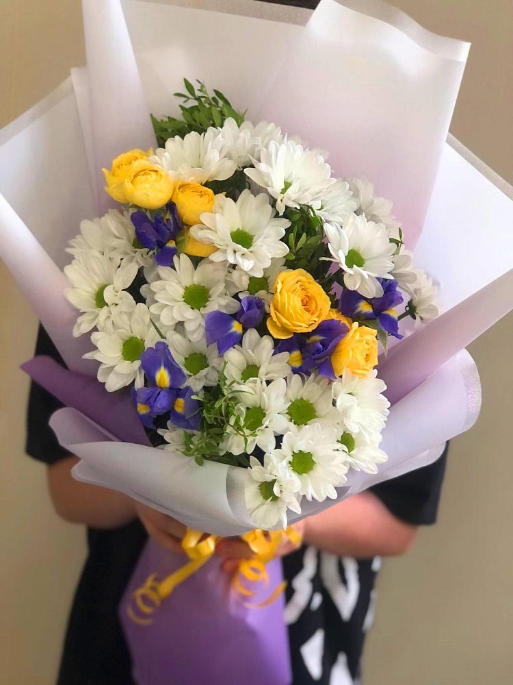 Букет цветов из: Ирисы, Хризантемы и Розы в Султан-Янги-Юрте