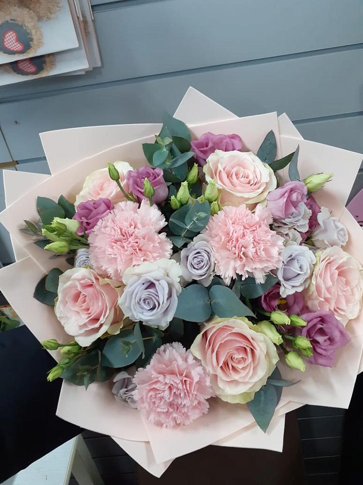 Букет цветов из: Розы, Гвоздики и Лизиантусы в Султан-Янги-Юрте